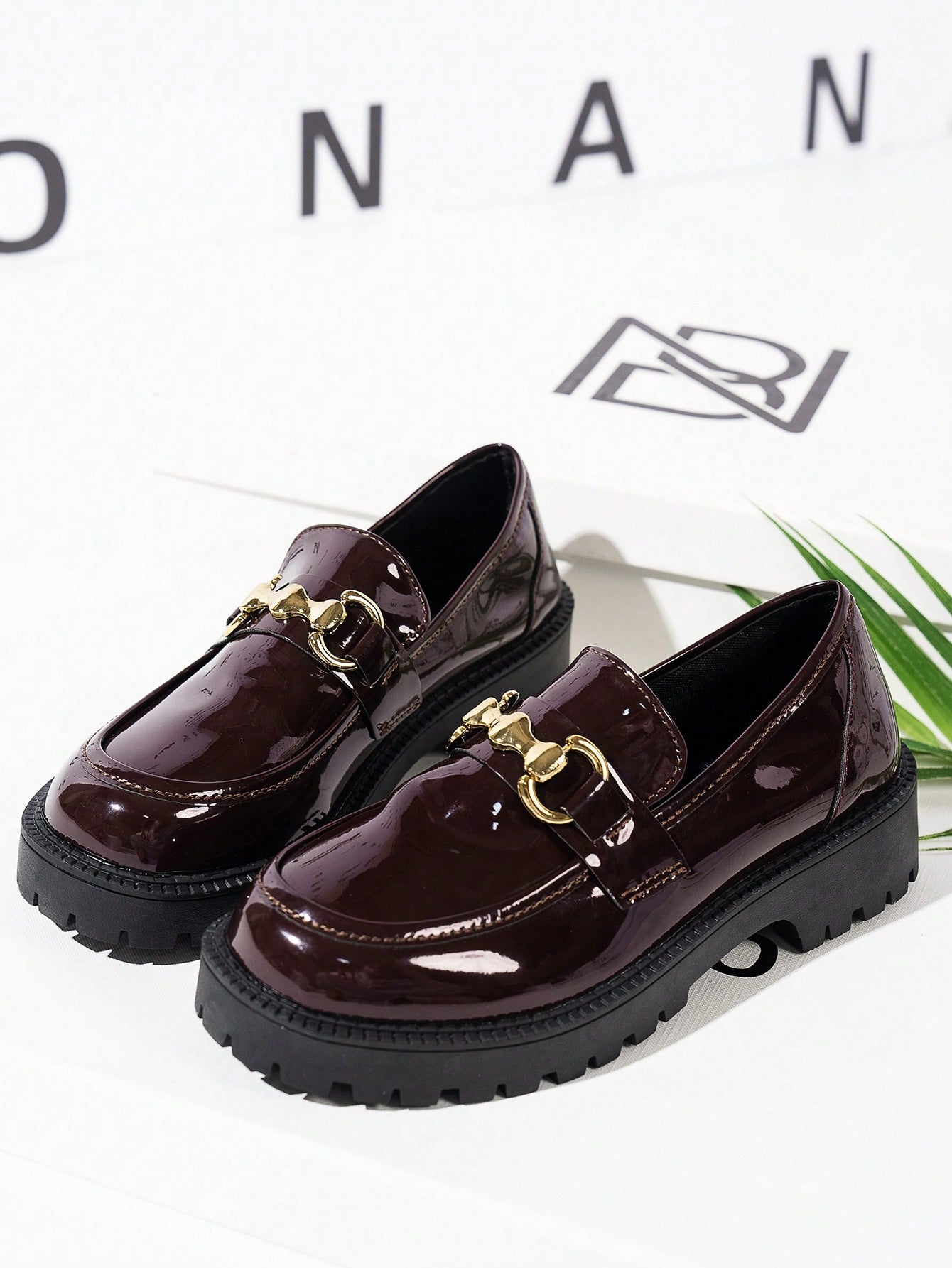 Mocassins femme à bout rond bordeaux avec décoration métallique, semelle épaisse, style mode école, antidérapant pour extérieur, en PU rétro résistant, grande taille