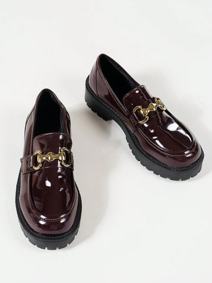 Mocassins femme à bout rond bordeaux avec décoration métallique, semelle épaisse, style mode école, antidérapant pour extérieur, en PU rétro résistant, grande taille